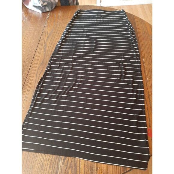 Size SP Small Petite Old Navy Black White Rayon Striped Maxi Skirt Elastic Waist - Picture 1 of 3